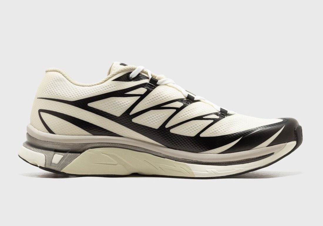 Image de la Salomon XT-6 MM6 Maison Margiela Vanilla Ice, sneaker crème translucide en mesh technique, détails déstructurés, semelle Contagrip® et système Quicklace. Vue de profil intérieur.