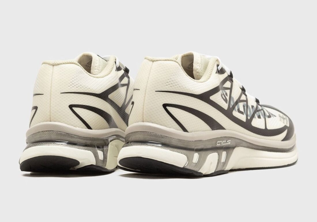 Image de la Salomon XT-6 MM6 Maison Margiela Vanilla Ice, sneaker crème translucide en mesh technique, détails déstructurés, semelle Contagrip® et système Quicklace. Vue de derrière.