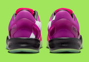 Nike Kobe 8 Protro Mambacurial IO6253-500 avec dégradé Red Plum et Pink Flash, détails Electric Green et inspiration Mercurial Vapor IX.