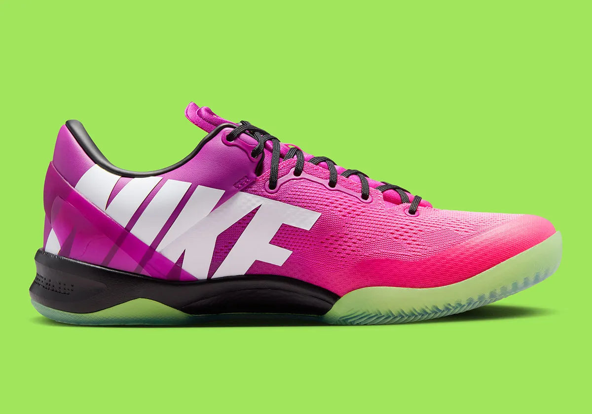 Nike Kobe 8 Protro Mambacurial IO6253-500 avec dégradé Red Plum et Pink Flash, détails Electric Green et inspiration Mercurial Vapor IX.