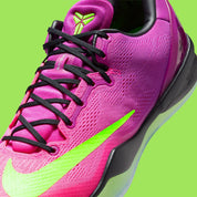Nike Kobe 8 Protro Mambacurial IO6253-500 avec dégradé Red Plum et Pink Flash, détails Electric Green et inspiration Mercurial Vapor IX.