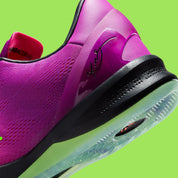 Nike Kobe 8 Protro Mambacurial IO6253-500 avec dégradé Red Plum et Pink Flash, détails Electric Green et inspiration Mercurial Vapor IX.