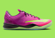 Nike Kobe 8 Protro Mambacurial IO6253-500 avec dégradé Red Plum et Pink Flash, détails Electric Green et inspiration Mercurial Vapor IX.