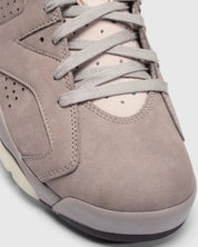 Air Jordan 6 A Ma Manière en suede Smokey Mauve avec accents crème et amorti Air visible vue zoomée sur les détails avant de la paire. 