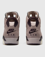 Air Jordan 6 A Ma Manière en suede Smokey Mauve avec accents crème et amorti Air visible vue de derrière. 