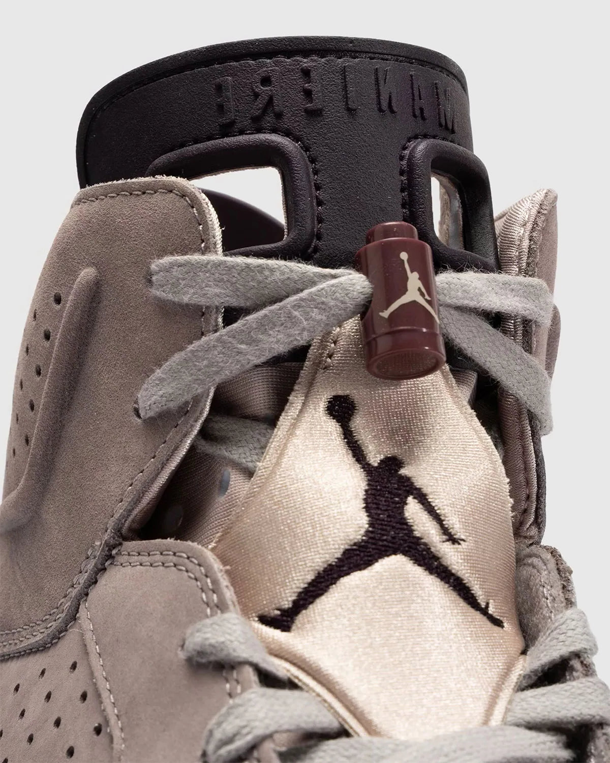 Air Jordan 6 A Ma Manière en suede Smokey Mauve avec accents crème et amorti Air visible vue sur la boucle des lacets. 