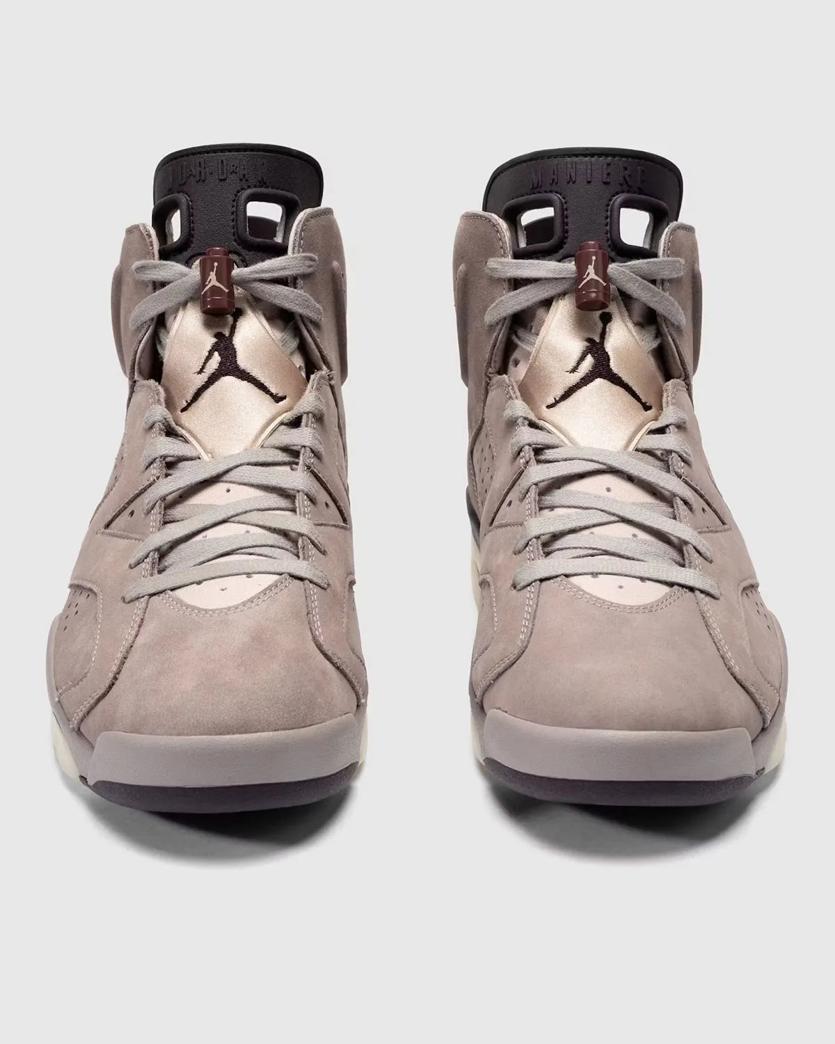 Air Jordan 6 A Ma Manière en suede Smokey Mauve avec accents crème et amorti Air visible vue de face. 