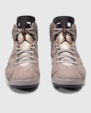 Air Jordan 6 A Ma Manière en suede Smokey Mauve avec accents crème et amorti Air visible vue de face. 