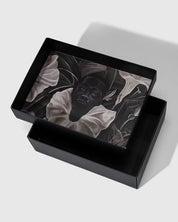 Détails intérieur de la boite des air Jordan 6 A Ma Manière en suede Smokey Mauve avec accents crème et amorti Air visible.