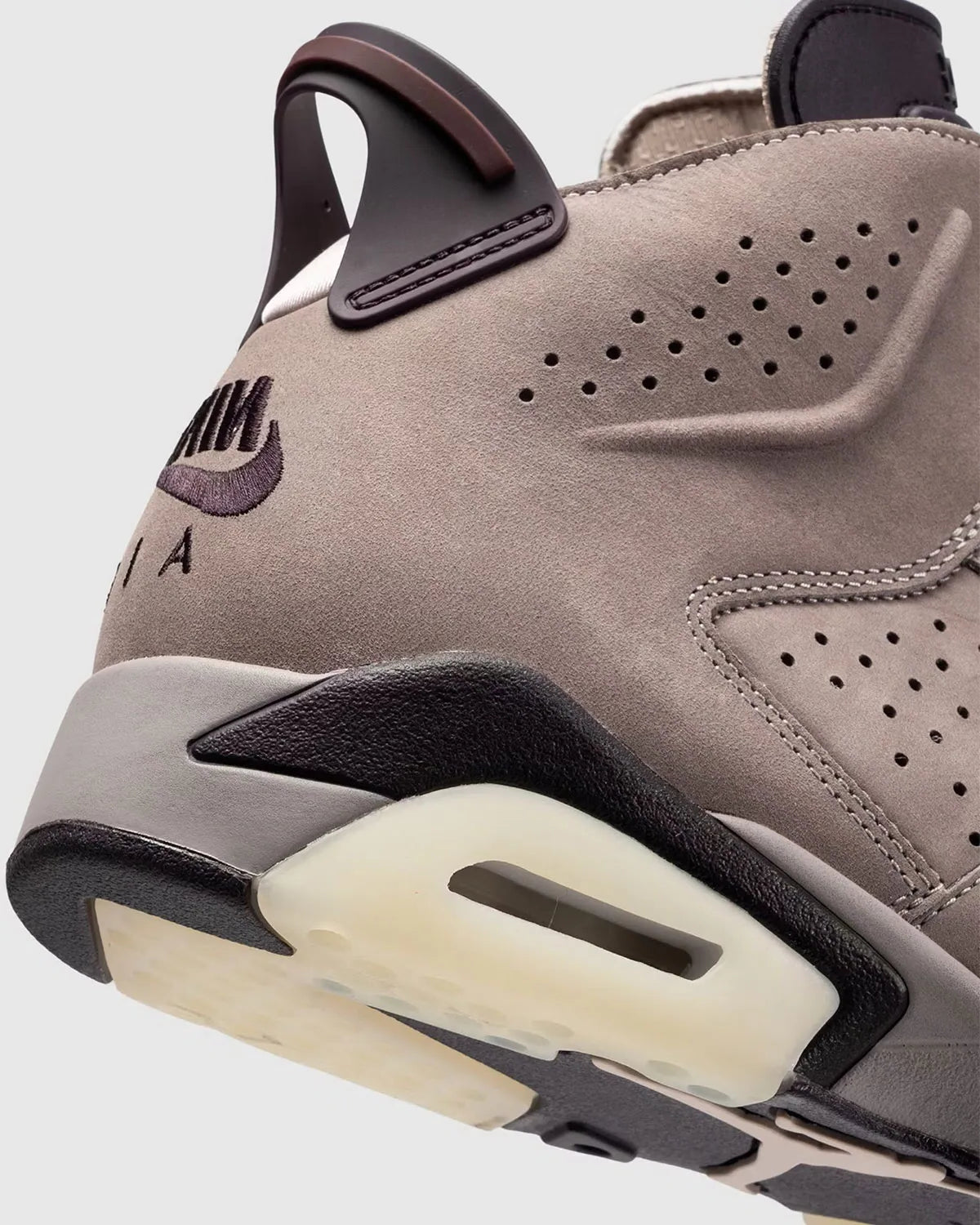 Air Jordan 6 A Ma Manière en suede Smokey Mauve avec accents crème et amorti Air visible vue zoomée sur les détails arrière de la paire. 