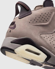 Air Jordan 6 A Ma Manière en suede Smokey Mauve avec accents crème et amorti Air visible vue zoomée sur les détails arrière de la paire. 