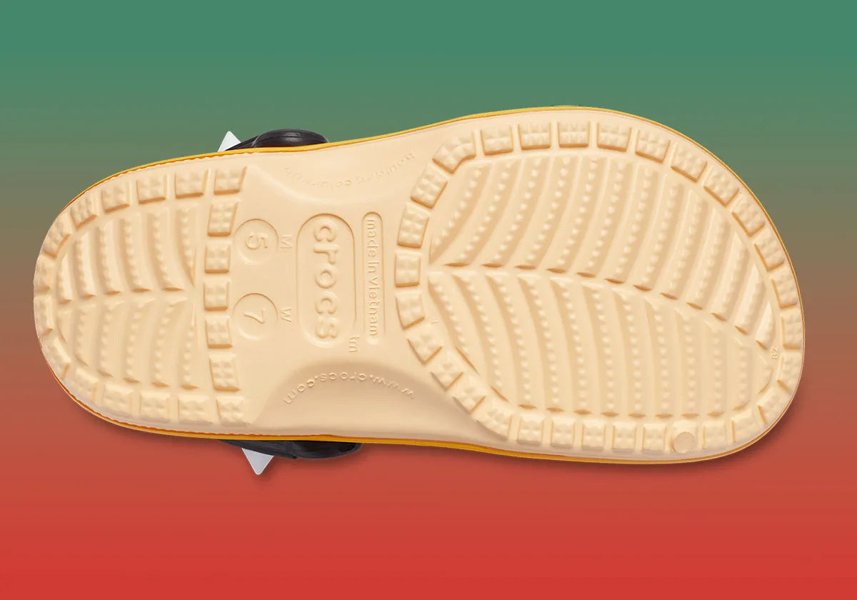 Crocs Classic Platform Clog Super Mario Bros. Bowser verte avec pics moulés sur l'empeigne, plateforme jaune, col rouge, bride noire à rivets blancs et construction en Croslite™.