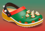Crocs Classic Platform Clog Super Mario Bros. Bowser verte avec pics moulés sur l'empeigne, plateforme jaune, col rouge, bride noire à rivets blancs et construction en Croslite™.