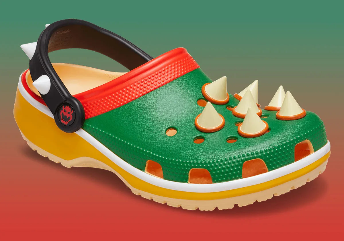 Crocs Classic Platform Clog Super Mario Bros. Bowser verte avec pics moulés sur l'empeigne, plateforme jaune, col rouge, bride noire à rivets blancs et construction en Croslite™.