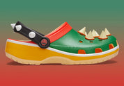 Crocs Classic Platform Clog Super Mario Bros. Bowser verte avec pics moulés sur l'empeigne, plateforme jaune, col rouge, bride noire à rivets blancs et construction en Croslite™.