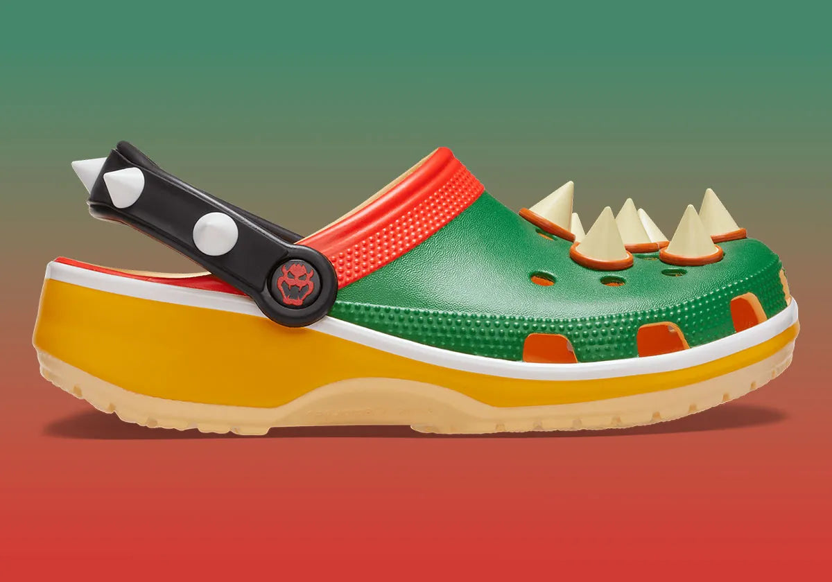 Crocs Classic Platform Clog Super Mario Bros. Bowser verte avec pics moulés sur l'empeigne, plateforme jaune, col rouge, bride noire à rivets blancs et construction en Croslite™.
