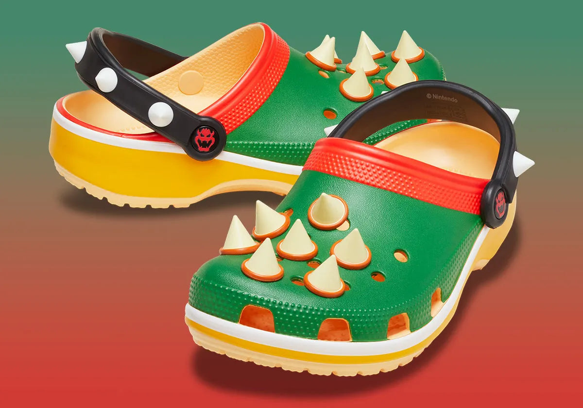 Crocs Classic Platform Clog Super Mario Bros. Bowser verte avec pics moulés sur l'empeigne, plateforme jaune, col rouge, bride noire à rivets blancs et construction en Croslite™.