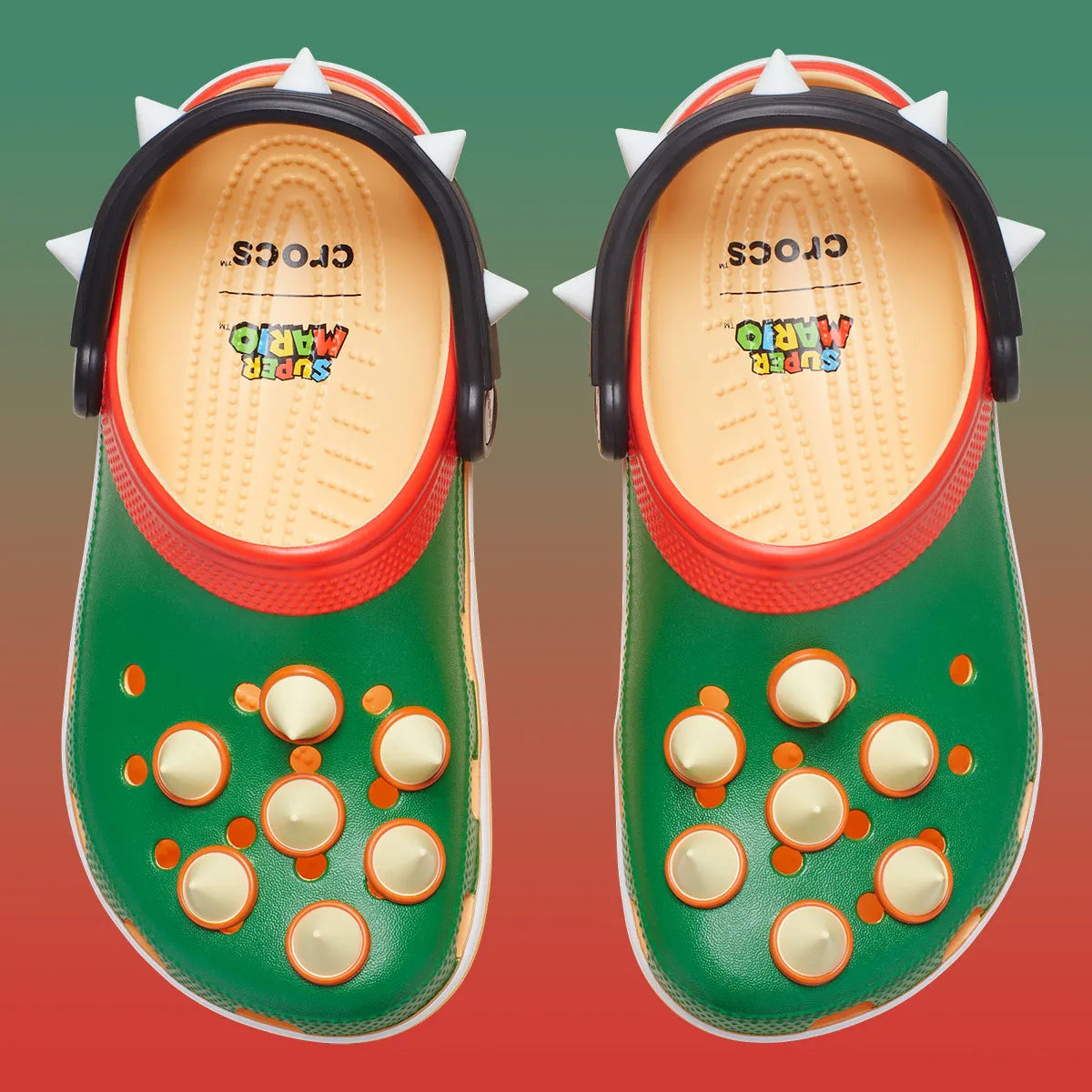 Crocs Classic Platform Clog Super Mario Bros. Bowser verte avec pics moulés sur l'empeigne, plateforme jaune, col rouge, bride noire à rivets blancs et construction en Croslite™.