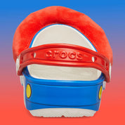 Crocs Classic Clog Super Mario Bros. Mario en résine Croslite™ rouge avec Jibbitz™ Mario, champignon, blocs « ? » et pièces, bride pivotante et semelle antidérapante.