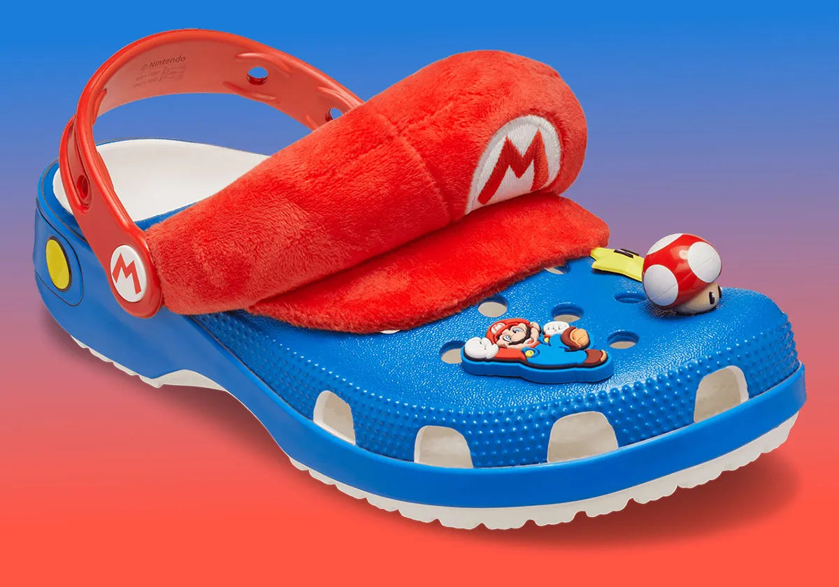 Crocs Classic Clog Super Mario Bros. Mario en résine Croslite™ rouge avec Jibbitz™ Mario, champignon, blocs « ? » et pièces, bride pivotante et semelle antidérapante.