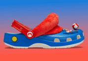 Crocs Classic Clog Super Mario Bros. Mario en résine Croslite™ rouge avec Jibbitz™ Mario, champignon, blocs « ? » et pièces, bride pivotante et semelle antidérapante.