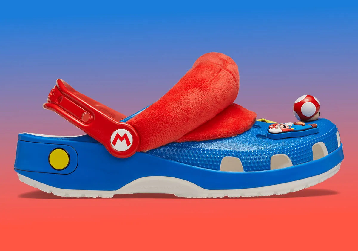 Crocs Classic Clog Super Mario Bros. Mario en résine Croslite™ rouge avec Jibbitz™ Mario, champignon, blocs « ? » et pièces, bride pivotante et semelle antidérapante.