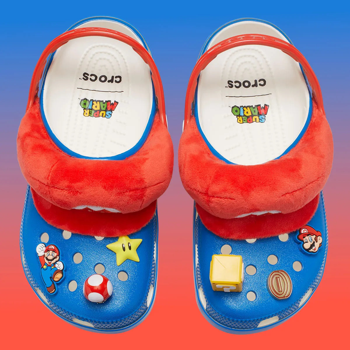 Crocs Classic Clog Super Mario Bros. Mario en résine Croslite™ rouge avec Jibbitz™ Mario, champignon, blocs « ? » et pièces, bride pivotante et semelle antidérapante.