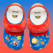 Crocs Classic Clog Super Mario Bros. Mario en résine Croslite™ rouge avec Jibbitz™ Mario, champignon, blocs « ? » et pièces, bride pivotante et semelle antidérapante.