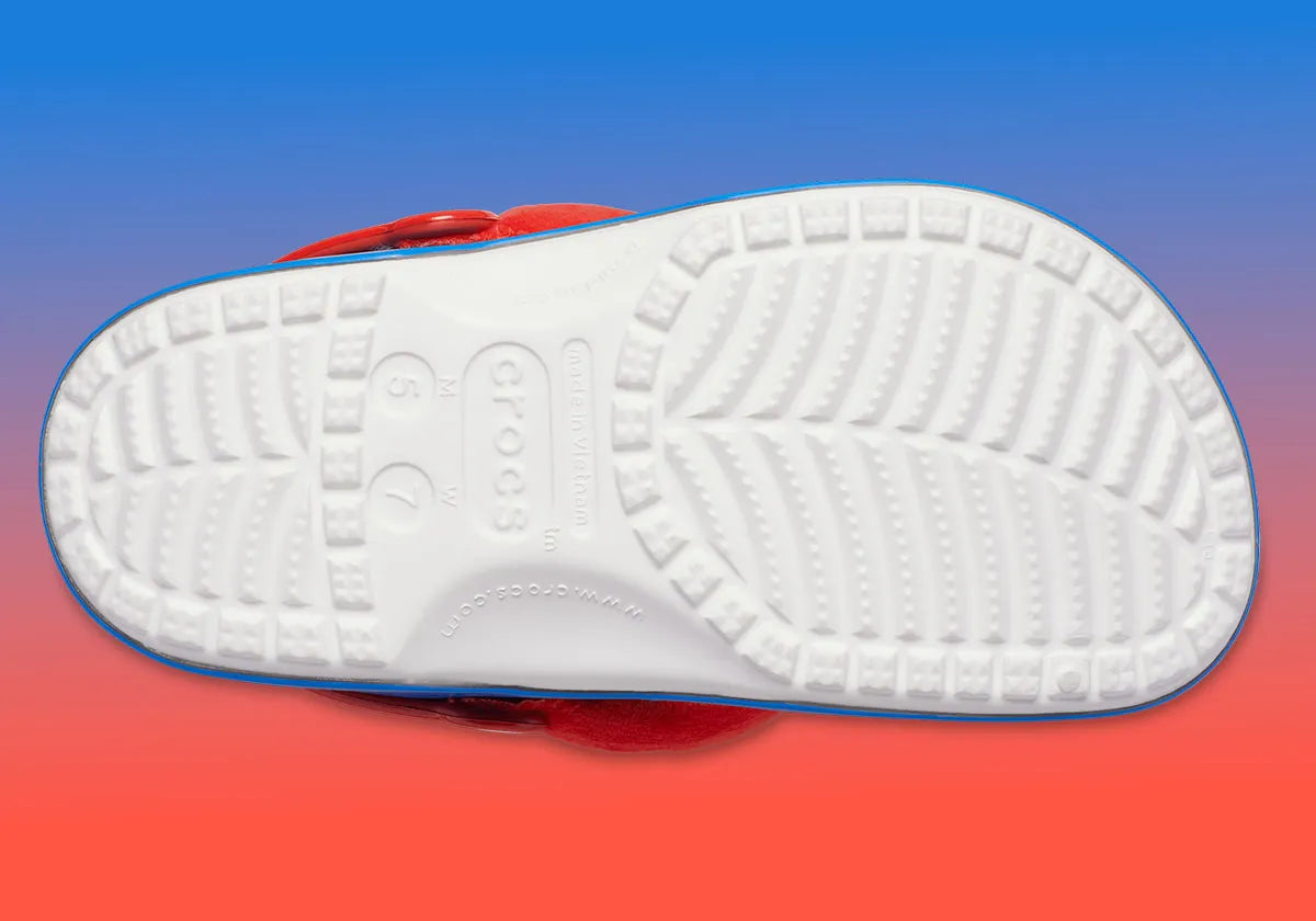 Crocs Classic Clog Super Mario Bros. Mario en résine Croslite™ rouge avec Jibbitz™ Mario, champignon, blocs « ? » et pièces, bride pivotante et semelle antidérapante.