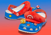Crocs Classic Clog Super Mario Bros. Mario en résine Croslite™ rouge avec Jibbitz™ Mario, champignon, blocs « ? » et pièces, bride pivotante et semelle antidérapante.