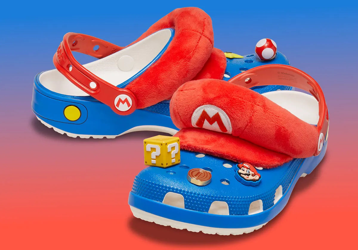 Crocs Classic Clog Super Mario Bros. Mario en résine Croslite™ rouge avec Jibbitz™ Mario, champignon, blocs « ? » et pièces, bride pivotante et semelle antidérapante.