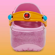 Crocs Classic Platform Clog Super Mario Bros. Princess Peach en résine Croslite™ rose avec semelle plateforme, Jibbitz™ Princess Peach, couronne, étoiles et bride pivotante.