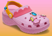 Crocs Classic Platform Clog Super Mario Bros. Princess Peach en résine Croslite™ rose avec semelle plateforme, Jibbitz™ Princess Peach, couronne, étoiles et bride pivotante.