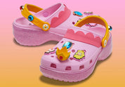 Crocs Classic Platform Clog Super Mario Bros. Princess Peach en résine Croslite™ rose avec semelle plateforme, Jibbitz™ Princess Peach, couronne, étoiles et bride pivotante.