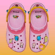 Crocs Classic Platform Clog Super Mario Bros. Princess Peach en résine Croslite™ rose avec semelle plateforme, Jibbitz™ Princess Peach, couronne, étoiles et bride pivotante.