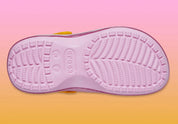 Crocs Classic Platform Clog Super Mario Bros. Princess Peach en résine Croslite™ rose avec semelle plateforme, Jibbitz™ Princess Peach, couronne, étoiles et bride pivotante.