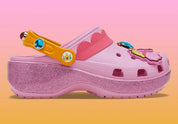 Crocs Classic Platform Clog Super Mario Bros. Princess Peach en résine Croslite™ rose avec semelle plateforme, Jibbitz™ Princess Peach, couronne, étoiles et bride pivotante.