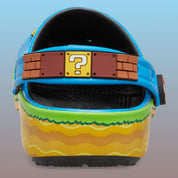 Crocs Classic Clog Super Mario Bros. Super Mario en résine Croslite™ avec Jibbitz™ Mario, Étoile, Super Champignon, blocs « ? », pièces et bride pivotante sur semelle antidérapante.