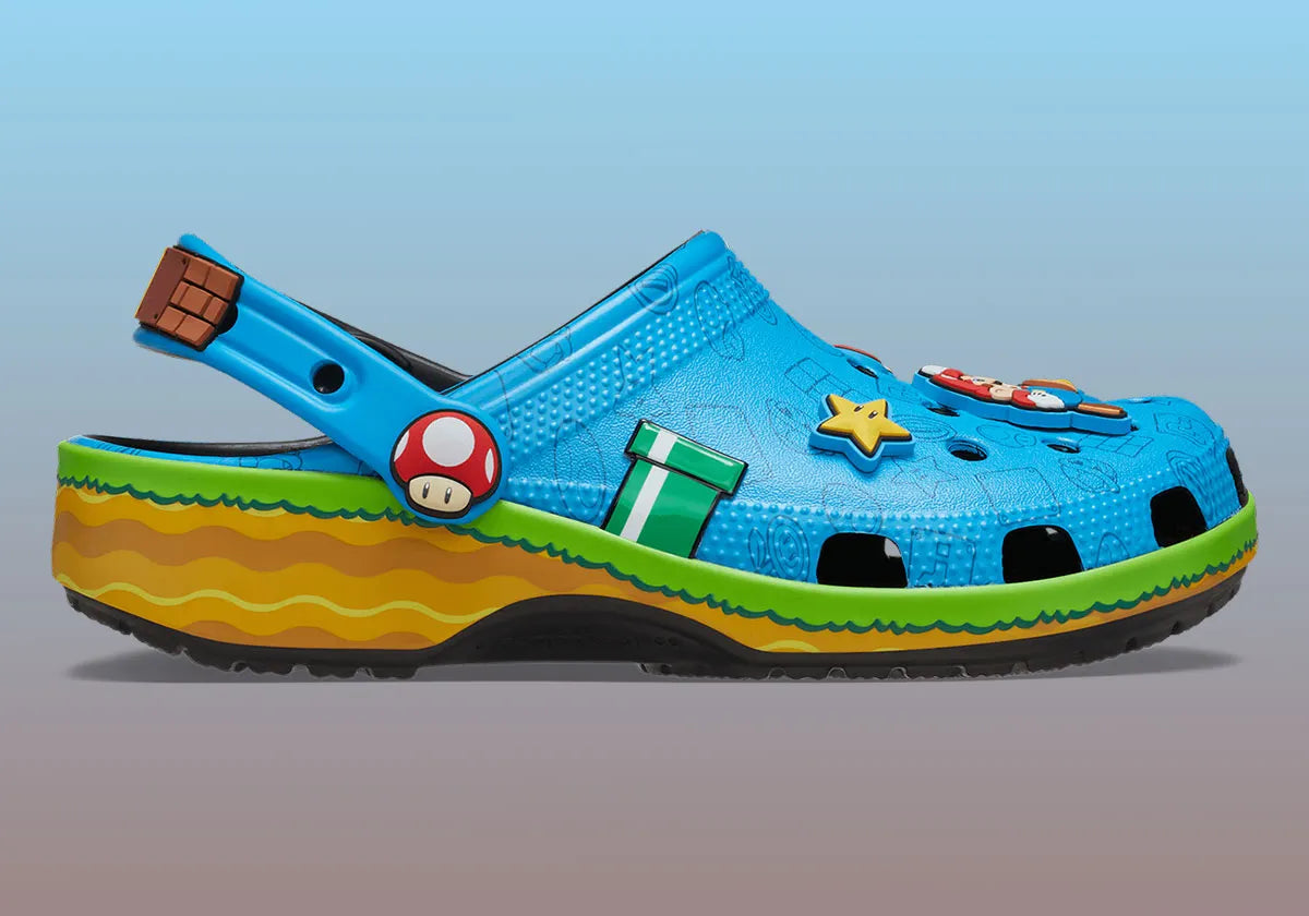 Crocs Classic Clog Super Mario Bros. Super Mario en résine Croslite™ avec Jibbitz™ Mario, Étoile, Super Champignon, blocs « ? », pièces et bride pivotante sur semelle antidérapante.