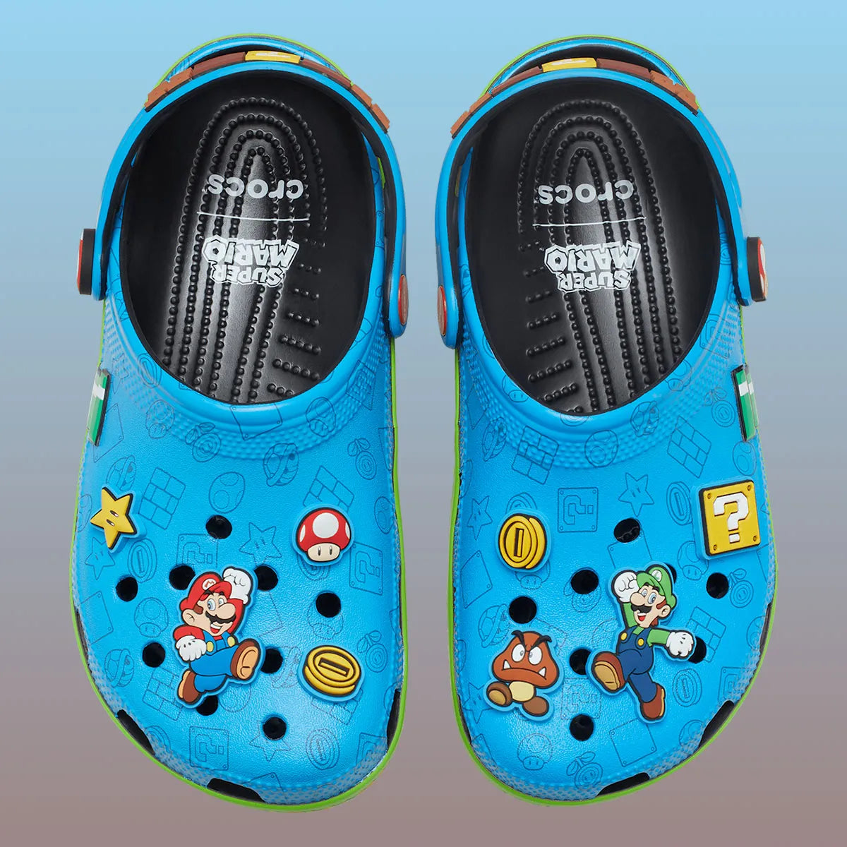 Crocs Classic Clog Super Mario Bros. Super Mario en résine Croslite™ avec Jibbitz™ Mario, Étoile, Super Champignon, blocs « ? », pièces et bride pivotante sur semelle antidérapante.