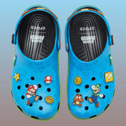 Crocs Classic Clog Super Mario Bros. Super Mario en résine Croslite™ avec Jibbitz™ Mario, Étoile, Super Champignon, blocs « ? », pièces et bride pivotante sur semelle antidérapante.