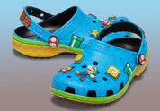 Crocs Classic Clog Super Mario Bros. Super Mario en résine Croslite™ avec Jibbitz™ Mario, Étoile, Super Champignon, blocs « ? », pièces et bride pivotante sur semelle antidérapante.