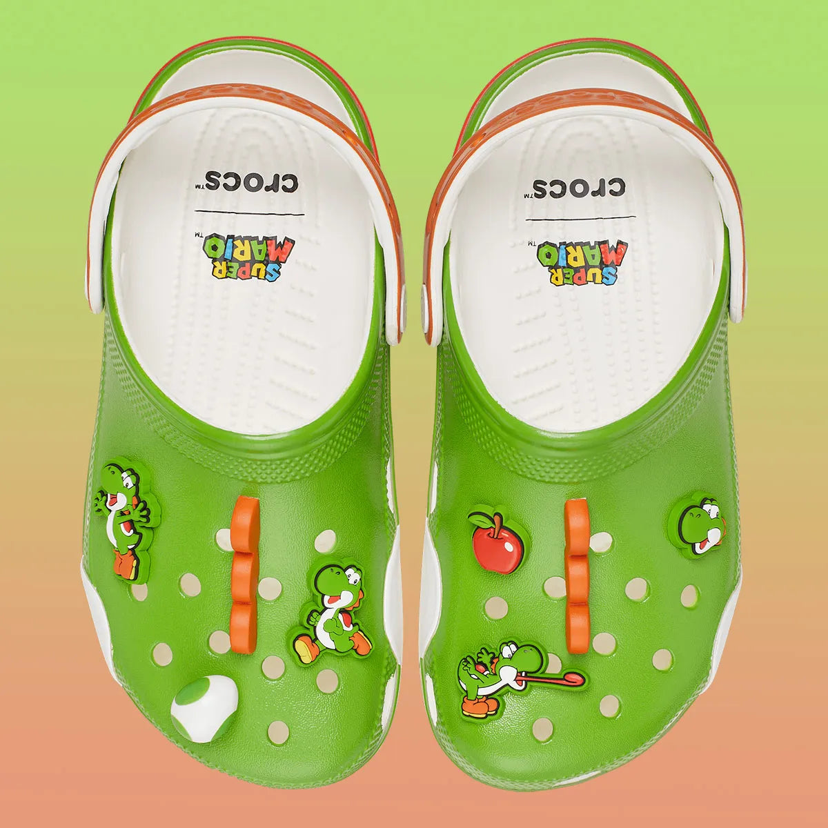 Crocs Classic Clog Super Mario Bros. Yoshi en résine Croslite™ verte avec Jibbitz™ Yoshi, œufs tachetés, fleurs et pièces, bride pivotante et semelle antidérapante.