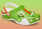 Crocs Classic Clog Super Mario Bros. Yoshi en résine Croslite™ verte avec Jibbitz™ Yoshi, œufs tachetés, fleurs et pièces, bride pivotante et semelle antidérapante.