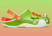 Crocs Classic Clog Super Mario Bros. Yoshi en résine Croslite™ verte avec Jibbitz™ Yoshi, œufs tachetés, fleurs et pièces, bride pivotante et semelle antidérapante.