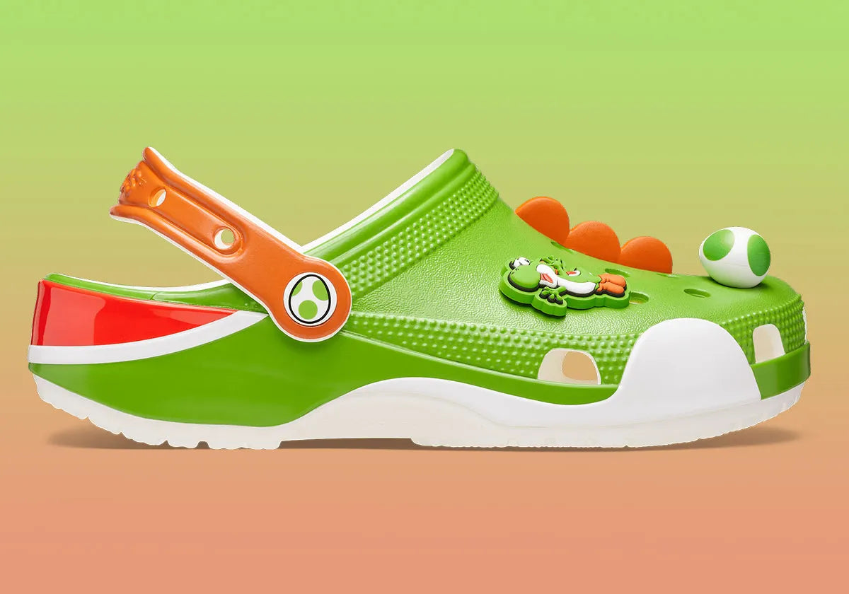 Crocs Classic Clog Super Mario Bros. Yoshi en résine Croslite™ verte avec Jibbitz™ Yoshi, œufs tachetés, fleurs et pièces, bride pivotante et semelle antidérapante.