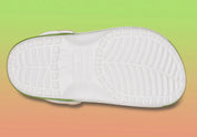 Crocs Classic Clog Super Mario Bros. Yoshi en résine Croslite™ verte avec Jibbitz™ Yoshi, œufs tachetés, fleurs et pièces, bride pivotante et semelle antidérapante.