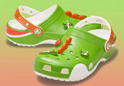 Crocs Classic Clog Super Mario Bros. Yoshi en résine Croslite™ verte avec Jibbitz™ Yoshi, œufs tachetés, fleurs et pièces, bride pivotante et semelle antidérapante.