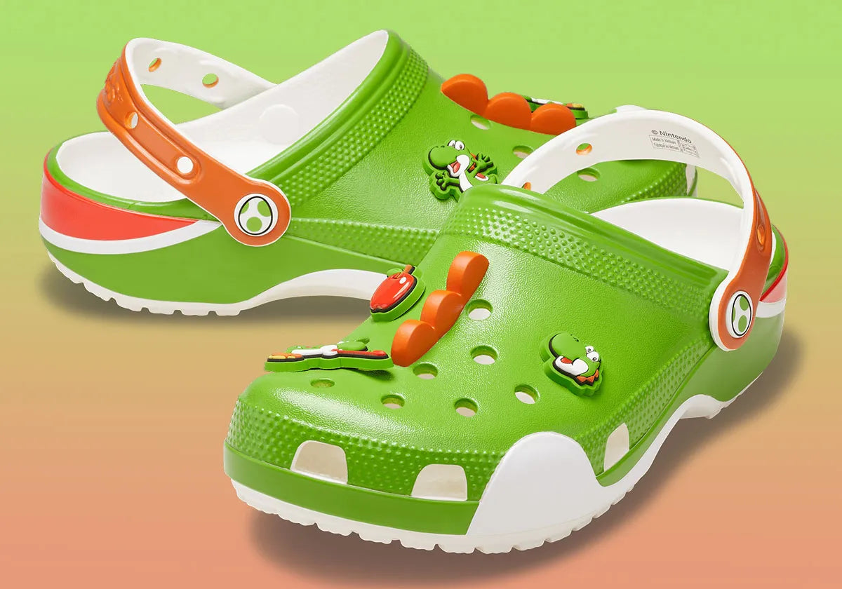 Crocs Classic Clog Super Mario Bros. Yoshi en résine Croslite™ verte avec Jibbitz™ Yoshi, œufs tachetés, fleurs et pièces, bride pivotante et semelle antidérapante.