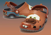 Crocs Classic Clog Mater inspirées du personnage Martin de Disney Pixar Cars, avec finition effet carrosserie rouillée, bride pivotante et semelle en résine Croslite™.
